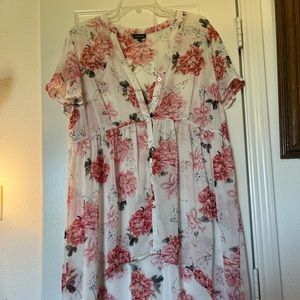 Floral Torrid Blouse Size 1. V neck with buttons down front. Short sleeve